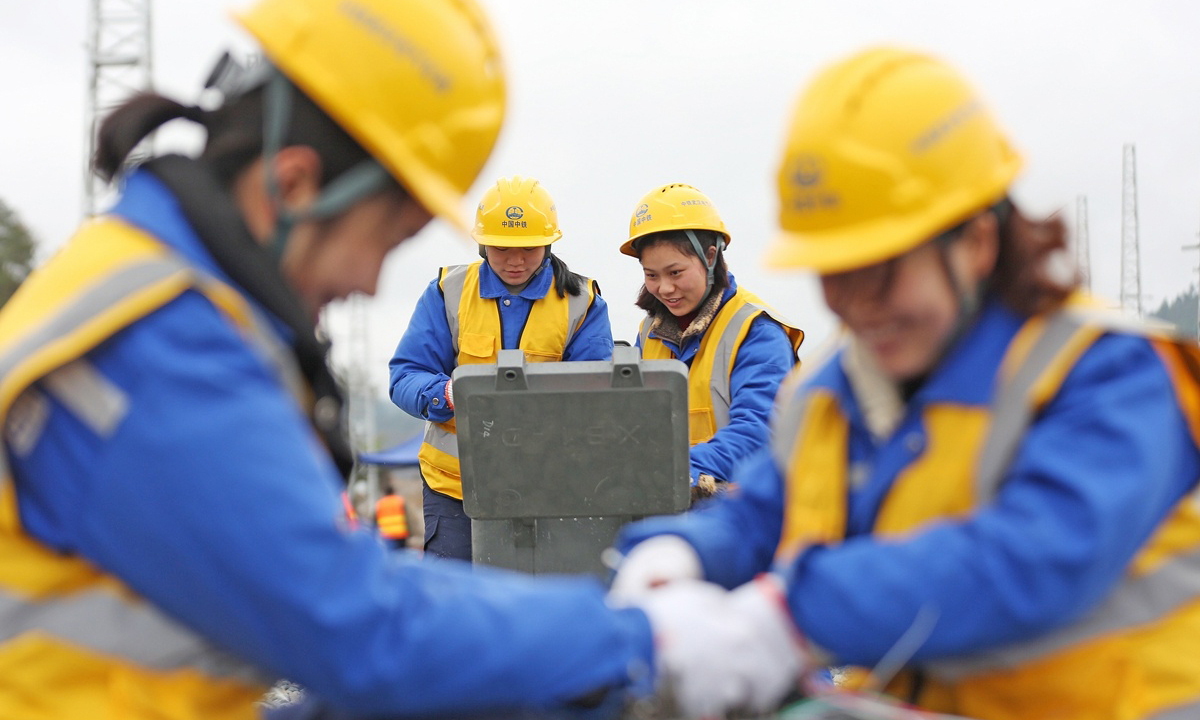 一把烙鐵、一盤架線、一個工作臺、一雙巧手，構成了中國中鐵武漢電氣化局興泉鐵路建設“信號女子突擊隊”配線剪影。3月3日至4日，在興泉鐵路江西省興國縣至寧都縣段施工現場，一群“女漢子”穿梭在站房和鐵路沿線，鋪纜線、接線頭、調信號。興泉鐵路是由江西省興國縣至福建省泉州市的國家一級鐵路，線路全長496公里，全線設33個車站，是連通贛閩原中央蘇區的最長鐵路，現已全面進入電氣化施工階段。圖為方向盒和信號燈配線。