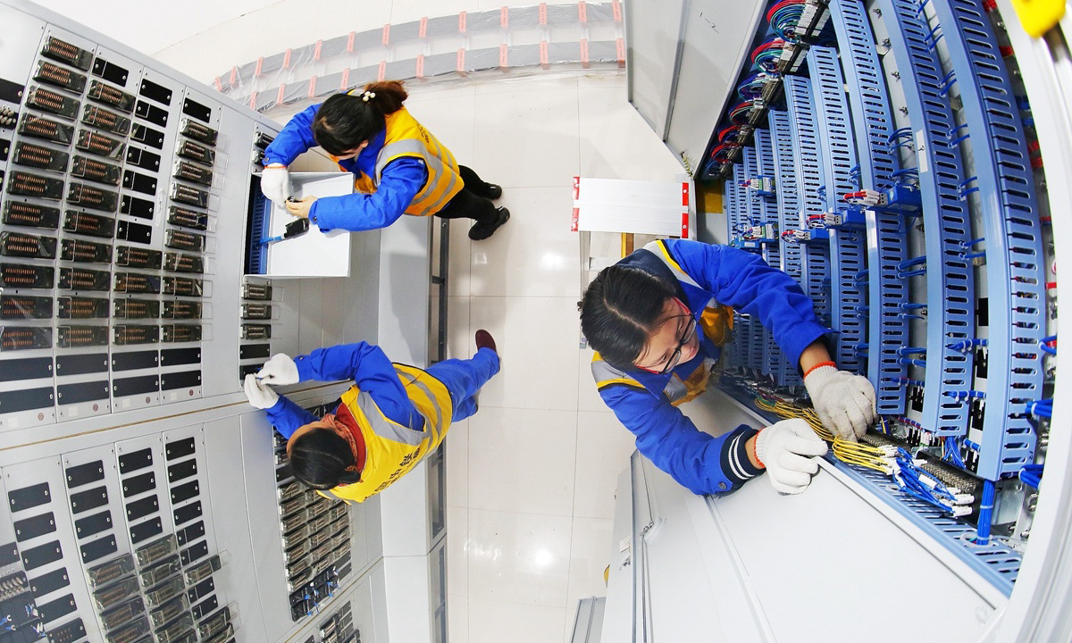 “信號工程就是鐵路的中樞神經，是一個極為復雜的系統，數十萬根配線容不得一絲差錯。”突擊隊隊長王艷鴿說。“信號女子突擊隊是我們企業的一張靚麗名片。興泉鐵路即將建成開通，這條鐵路浸透著她們奮斗的汗水，鐫刻著她們成長的腳印。”中國中鐵武漢電氣化局興泉項目部黨工委書記海本都如是說。圖為信號組合柜配線。