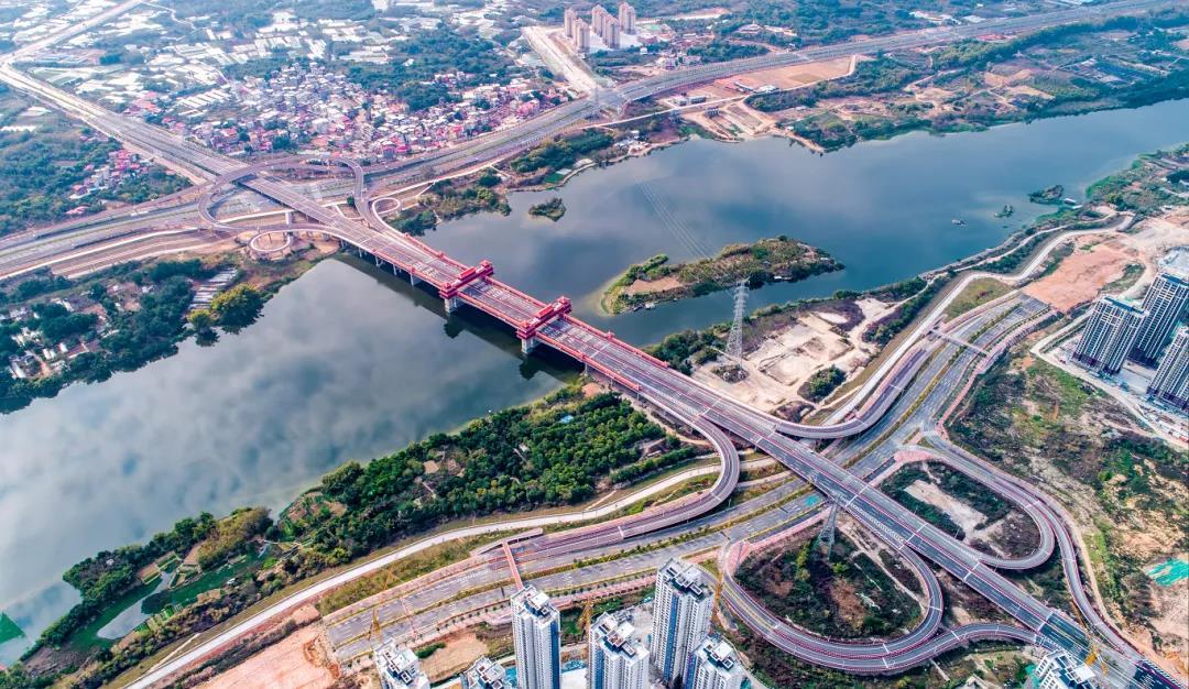 近日，中交集團所屬中交二航局承建的福建漳州金峰大橋正式建成通車。金峰大橋位于漳州市金峰開發區，是連接漳州市區與南靖縣靖城新區的重要通道，全長約1.6公里，主橋長1.2公里，采用雙向八車道標準建設。