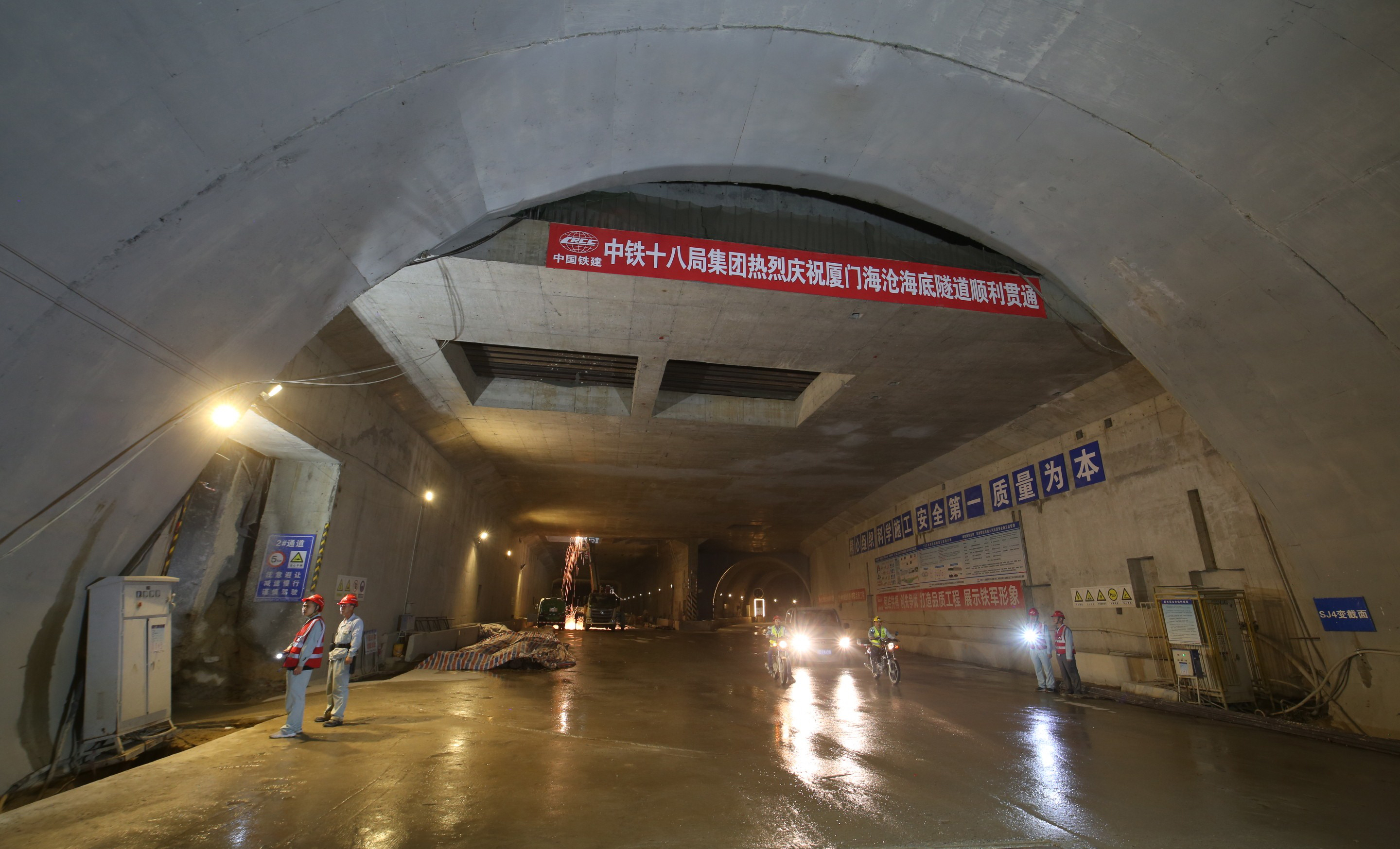 近日，歷經五年多的艱苦施工，由中鐵十八局集團一公司參建的我國東南地區最長海底隧道——廈門海滄海底隧道下穿興湖路主干道段順利貫通，標志著海滄海底隧道全線貫通，也標志著全線最后一個Ⅲ級風險點安全解除。