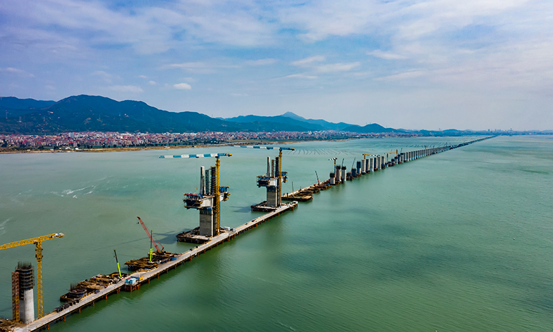 圖為3月10日，新建福廈鐵路湄洲灣跨海大橋主塔施工現場。新華社發（金偉 攝）