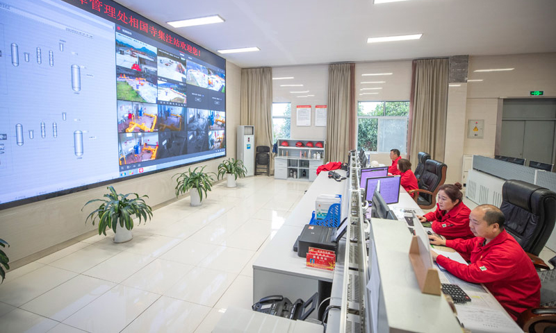 相國寺儲氣庫于2020年11月10日開啟第七周期的調峰采氣工作，本采氣期共計采氣18.57億立方米，成為歷次調峰采氣最多的一次。圖為3月14日，在中國石油西南油氣田公司相國寺儲氣庫總控室內，工作人員監看作業現場的情況。（新華社記者 黃偉 攝）