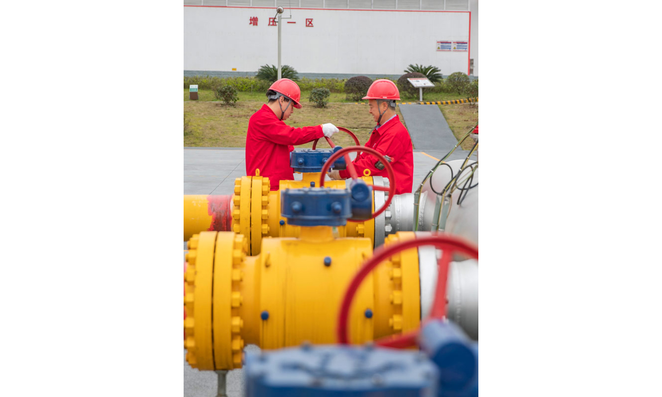 據悉，相國寺儲氣庫是我國西南地區首座地下儲氣庫，地處重慶市北碚區和渝北區交界處，是保障川渝地區和京津冀地區冬季天然氣供應的重要氣源。圖為3月14日，中國石油西南油氣田公司相國寺儲氣庫工作人員李洪斌（右）、文奇在關閉銅相線閥門。（新華社記者 黃偉 攝）