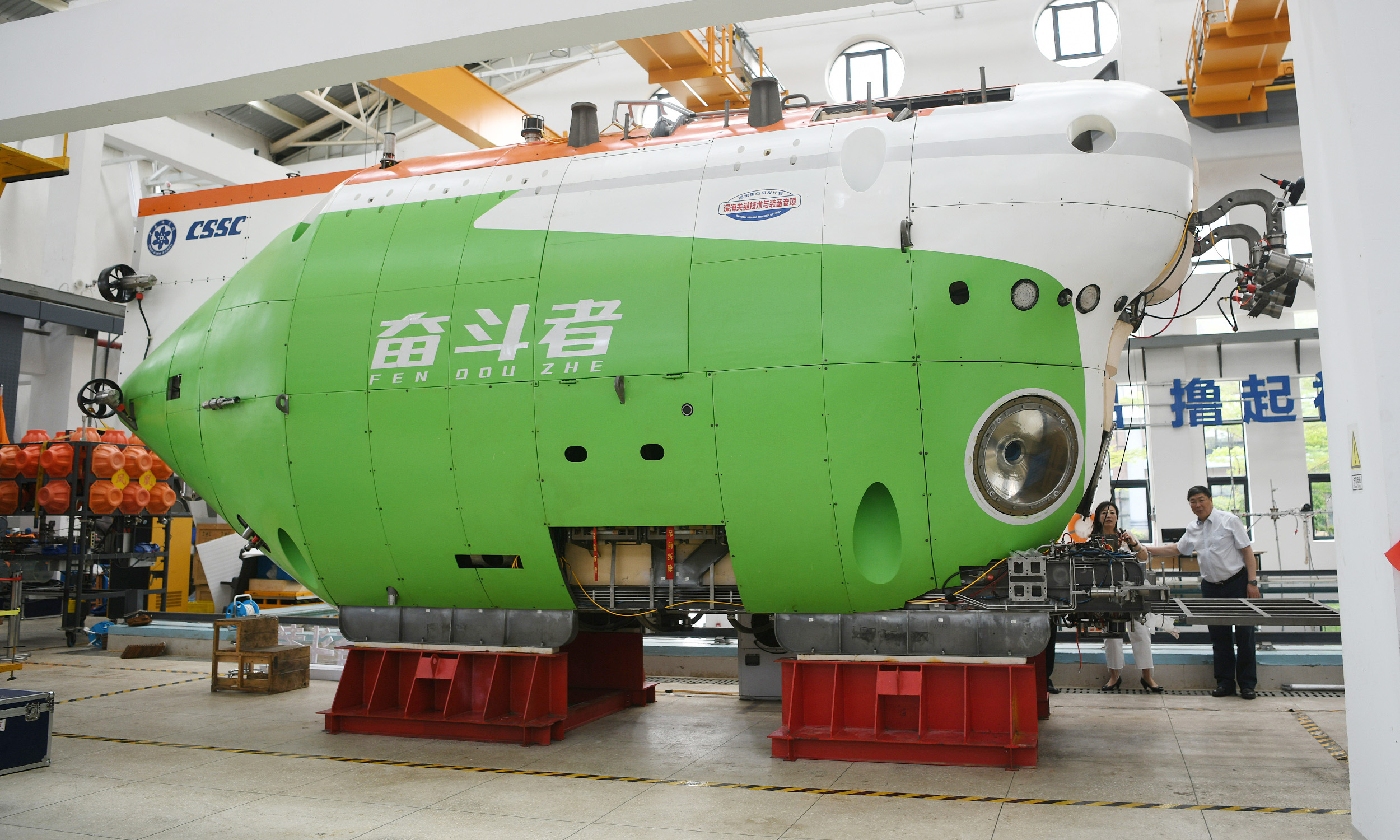 3月16日，“奮斗者”號全海深載人潛水器交付活動在三亞舉行。中國船舶集團有限公司第七〇二研究所與中國科學院深海科學與工程研究所簽署《全海深載人潛水器“奮斗者”號交付備忘錄》，標志著后者將正式負責“奮斗者”號的后續運維與管理。圖為“奮斗者”號全海深載人潛水器。（沙曉峰 攝）