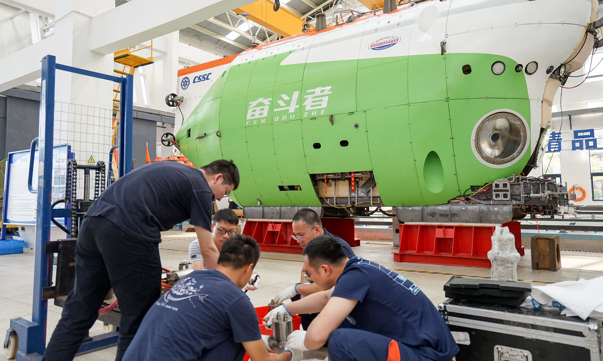 “奮斗者”號全海深載人潛水器是中國“十三五”國家重點研發計劃“深海關鍵技術與裝備”重點專項的核心科研任務。2020年11月在西太平洋馬里亞納海溝海域，“奮斗者”號載人潛水器完成全部萬米海試任務，并創造了10909米的中國載人深潛紀錄。圖為“奮斗者”號全海深載人潛水器。（沙曉峰 攝）