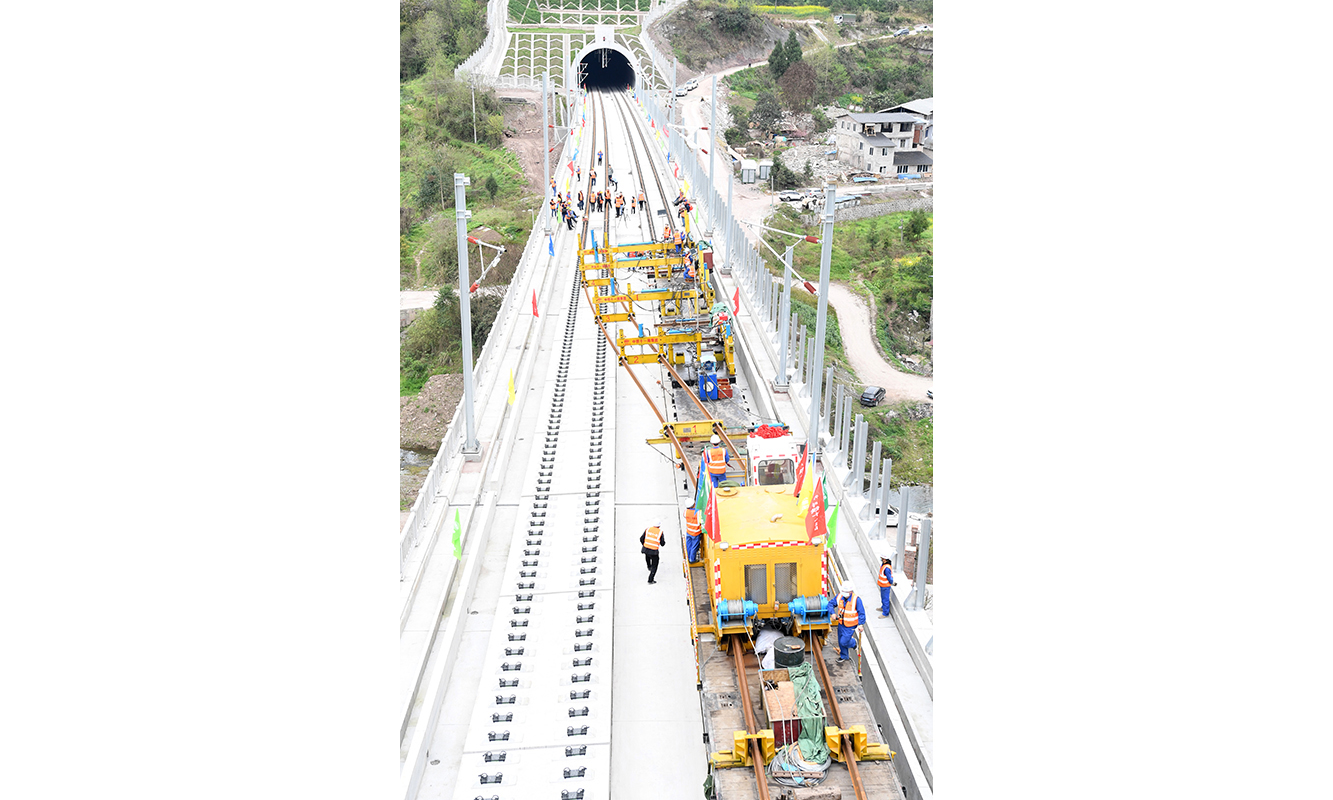 圖為3月17日，BLCP500型本鄰兩線長軌鋪設機組進行機械化跨線鋪軌作業。（新華社記者 唐奕 攝）