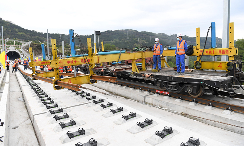 圖為3月17日，BLCP500型本鄰兩線長軌鋪設機組進行機械化跨線鋪軌作業。（新華社記者 唐奕 攝）