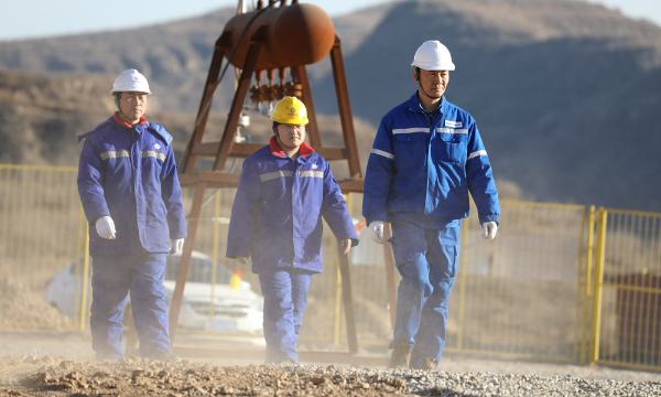 臨興氣田地處呂梁山區，是革命老區。由于該區域構造活動復雜，此前業界普遍認為難以形成大型氣田。項目組歷經困難，終于實現了項目成功。圖為員工在塵土飛揚的井場巡檢。