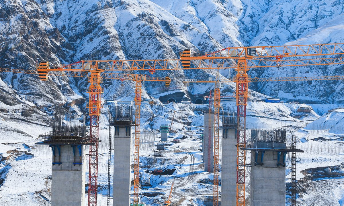 近日，中國中鐵四局雅葉高速項目正在緊張施工中，西藏日喀則市仁布縣地區連降大雪、氣溫驟降、化雪為泥、積水成冰，大大增加了施工難度。該項目部全體員工無畏嚴寒、堅守崗位，對轄區作業面加強管控，啟動應急預案，對有可能受到影響和存在安全隱患的環節進行了逐一排查，確保工程施工安全有序推進。