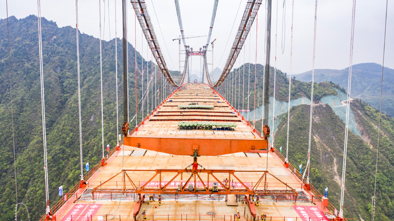 圖為3月27日，工人在貴黃高速公路陽寶山特大橋上施工。（新華社記者 楊文斌 攝）