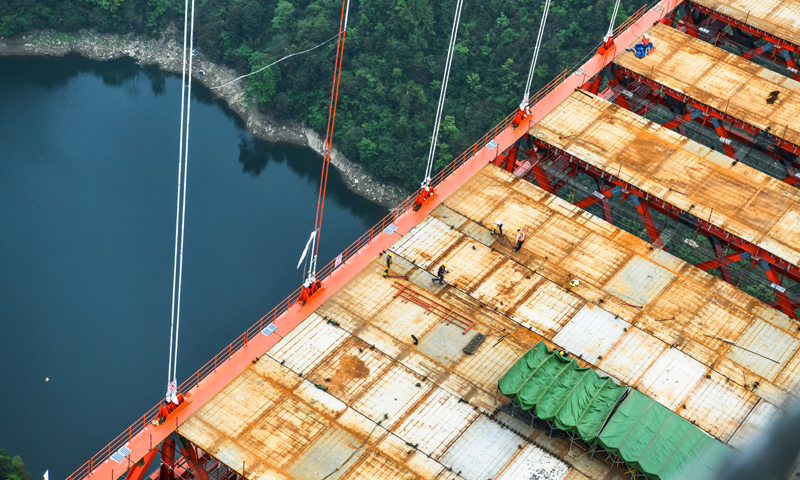 圖為3月27日，工人在貴黃高速公路陽寶山特大橋上施工。（新華社記者 楊文斌 攝）