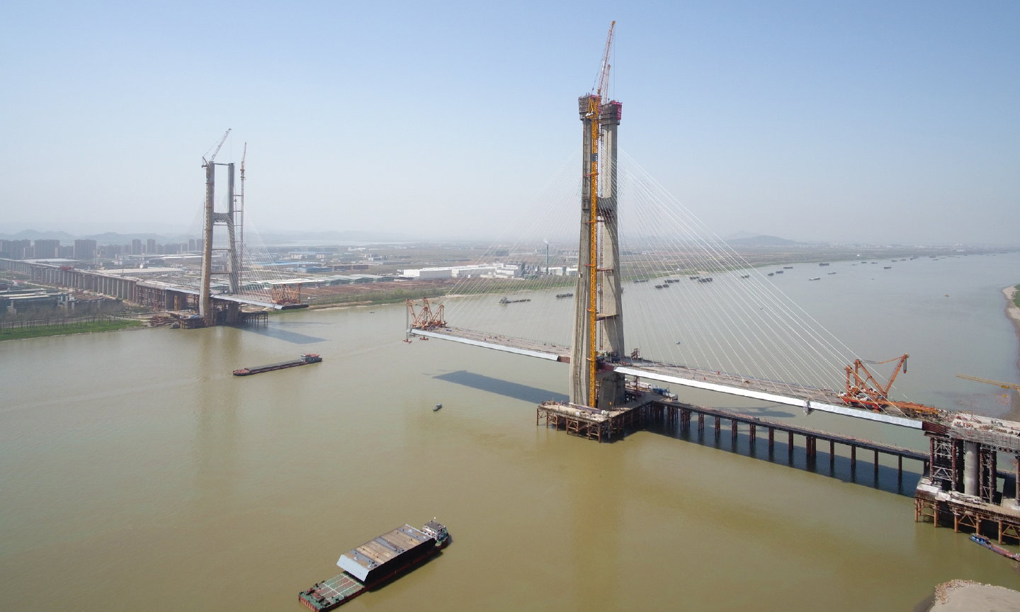 3月25日，隨著最后一方混凝土澆筑完畢，由中國中鐵大橋院設計、中國中鐵大橋局施工的安九鐵路鳊魚洲長江大橋主橋北主塔封頂，標志著我國首座交叉索斜拉橋主橋兩個主塔全部封頂。