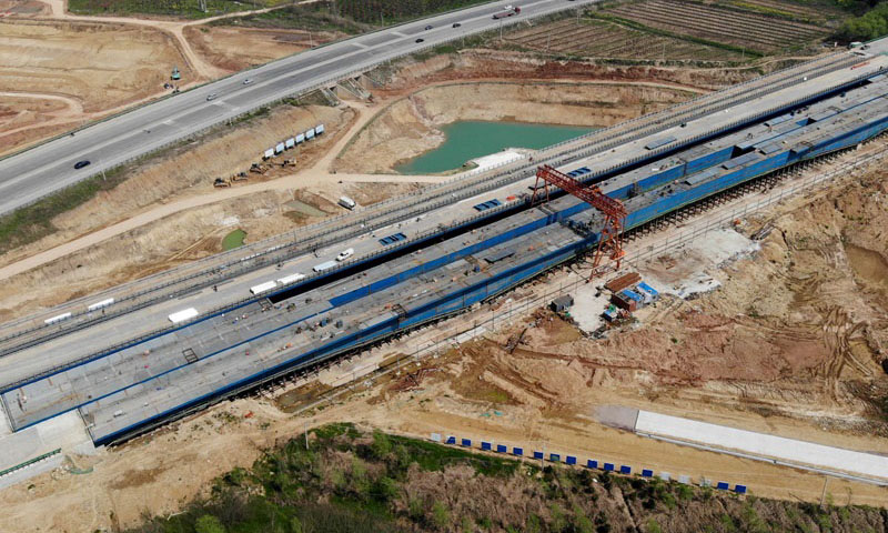 近日，位于安徽省合肥市蜀山區小廟鎮的引江濟淮工程G312合六葉公路橋項目加緊施工，工程建設穩步推進。引江濟淮工程溝通長江、淮河兩大水系，是我國跨流域、跨省重大戰略性水資源配置和綜合利用工程。圖為3月25日拍攝的引江濟淮工程G312合六葉公路橋項目施工現場（無人機照片）。