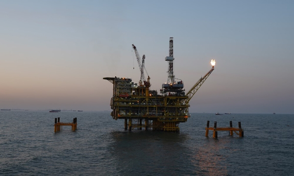 近日，隨著秦皇島32-6CEPL導管架穩“坐”海底，中國海油在渤海油田實施的岸電項目一期（簡稱岸電項目）第一批導管架順利安裝就位，為該項目河北區域的順利投產按下“快進鍵”。作為我國海上首次大規模油田電能替代項目和建設智慧油田的先行項目，岸電項目建成后，是繼協同推進港口岸電推廣和岸電上船后我國在岸電領域的又一重大突破。同時也是國內首次將陸地電網電力通過110KV（千伏）以上的高壓海底電纜向海上油氣田供電。圖為岸電項目秦皇島32-6EPP（左）、CEPL（右）兩座導管架安裝完畢。