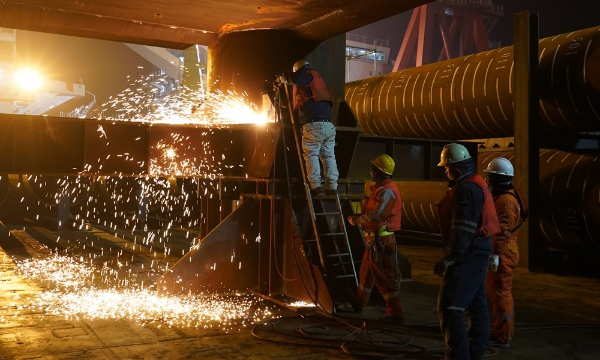 據估算，岸電項目全部建成投產后，將年均減少直接碳排放約380萬噸，年均減少天然氣消耗約11.8億立方米、原油消耗約19.1萬立方米。另外，與自發電相比，岸電發電的效率將大幅提高，年均節能量約41萬噸~48萬噸標煤，減少能耗總量23%~27%。圖為EPP導管架即將起吊安裝，工人們正在切割作業。