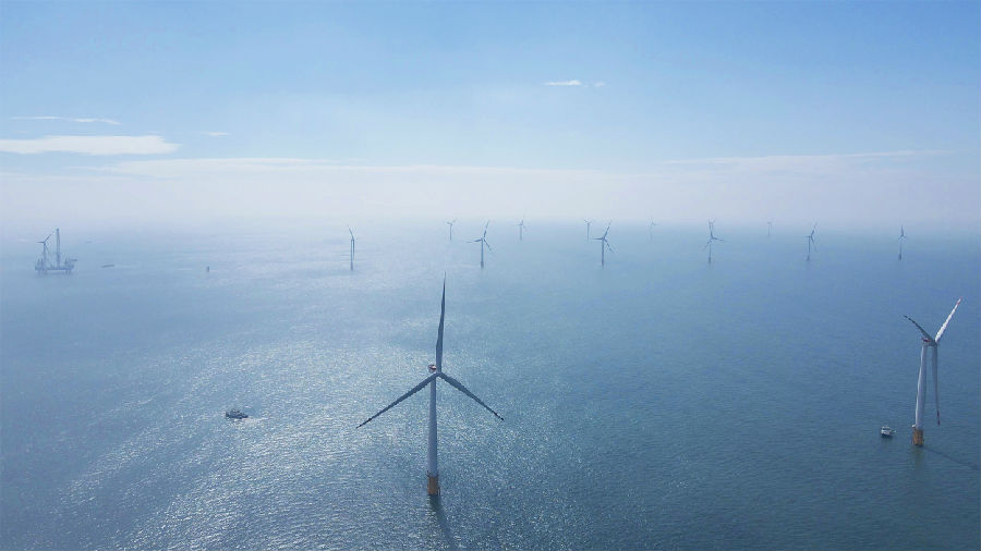 與同類型風電場相比，該項目尤其注重風電場的高效智能運行，選用了新型可靠的國產半直驅抗臺風型大型海上風電機組，在提高風電場經濟性的同時，降低了資源消耗。項目搭建了一體化智能監控和管理信息平臺，可實現全過程和海陸多終端在線監控和管理。同時，項目還首創了海上風電智慧安全一體化管理系統，將智慧調度系統和安全管理模塊合二為一，打造安全建設管理新平臺。