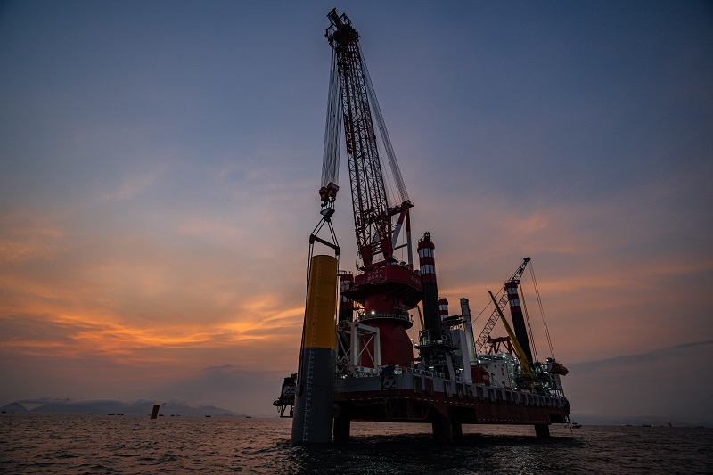 保護大灣區海洋生物，也是項目建設考慮的重點。金灣項目在選址時避開了生態紅線區，樁基施工期間采用氣泡帷幕技術并加強海洋環境監測，有效減少了噪音等對海洋環境的影響。