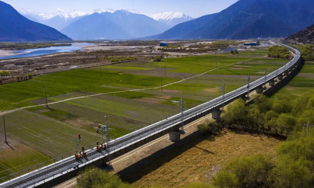 拉林鐵路全線的電氣化工程由中國中鐵電氣化局承建，主要工程量包括組立接觸網支柱5589根、安裝隧道吊柱7282根、架設接觸網540.6條公里以及9座牽引變電所、10座配電所。截至目前，拉林鐵路電氣化工程全線接觸網、配電所、變電所、隧道照明等均已基本建設完畢，電氣化工程主體已經成型，達到靜態驗收標準。圖為中鐵電氣化局員工對接觸網進行精調。