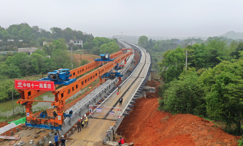 4月5日，由中鐵十一局承建的常（德）益（陽）長（沙）鐵路6標動走左線特大橋最后一片T梁成功架設。至此，常益長鐵路480片T梁架設全部完成，為日后的鋪軌施工打下堅實基礎。圖為常益長鐵路6標動走左線特大橋T梁架設現場。（新華社記者 趙眾志 攝）