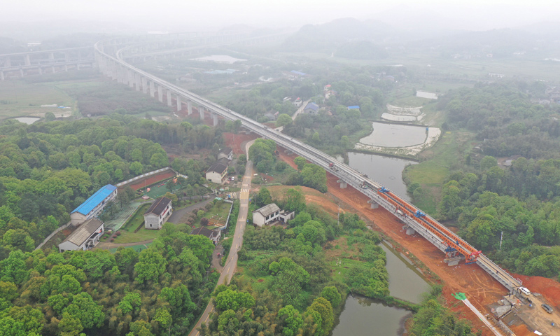 圖為4月5日拍攝的常益長鐵路6標動走左線特大橋T梁架設現場。（新華社記者 趙眾志 攝）