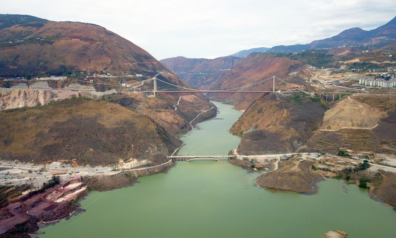 圖為4月8日拍攝的白鶴灘水電站庫區金沙江葫蘆口段，低處的老大橋即將被淹沒。新華社發（閆科任 攝）