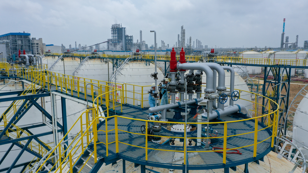 近日，中科煉化丙丁烷球罐區和低壓火炬中交。球罐的建成不僅有利于裂解裝置進料輕質化，還為整個煉廠長周期平穩運行提供了充分的物料存儲與緩沖保障，標志著輕烴商儲基地的建設進入新階段。圖為丙丁烷球罐區現場。