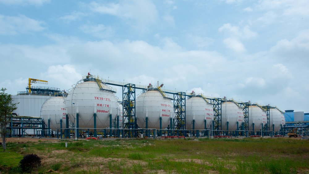 圖為丙丁烷球罐區現場。