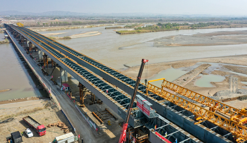 4月11日，由中國中鐵五局承建的烏瑪（內蒙古烏海市至青海瑪沁縣）高速公路（寧夏境）青銅峽至中衛段控制性工程——鎮羅黃河特大橋順利合龍，標志著該橋主體工程基本完成，為年底烏瑪高速公路青銅峽至中衛段建成通車打下基礎。圖為烏瑪高速公路鎮羅黃河特大橋合龍施工現場。（新華社記者 馮開華 攝）