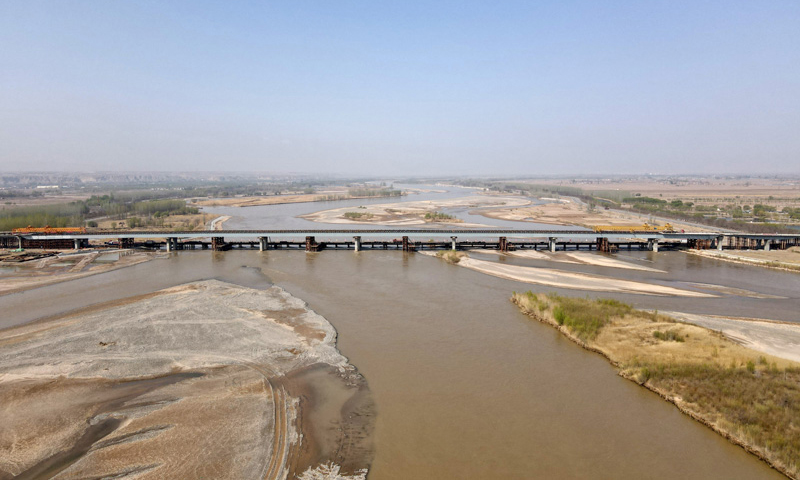 圖為4月11日拍攝的烏瑪高速公路鎮羅黃河特大橋。（新華社記者 唐如峰 攝）