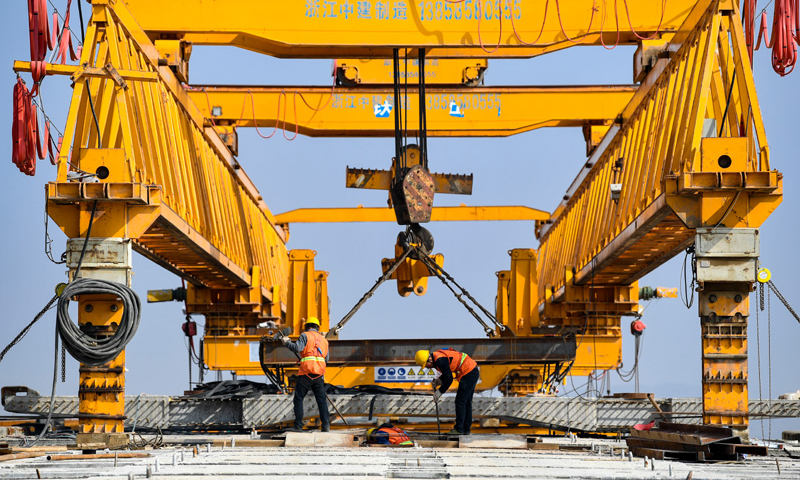 圖為4月11日，工人在烏瑪高速公路鎮羅黃河特大橋上施工。（新華社記者 馮開華 攝）