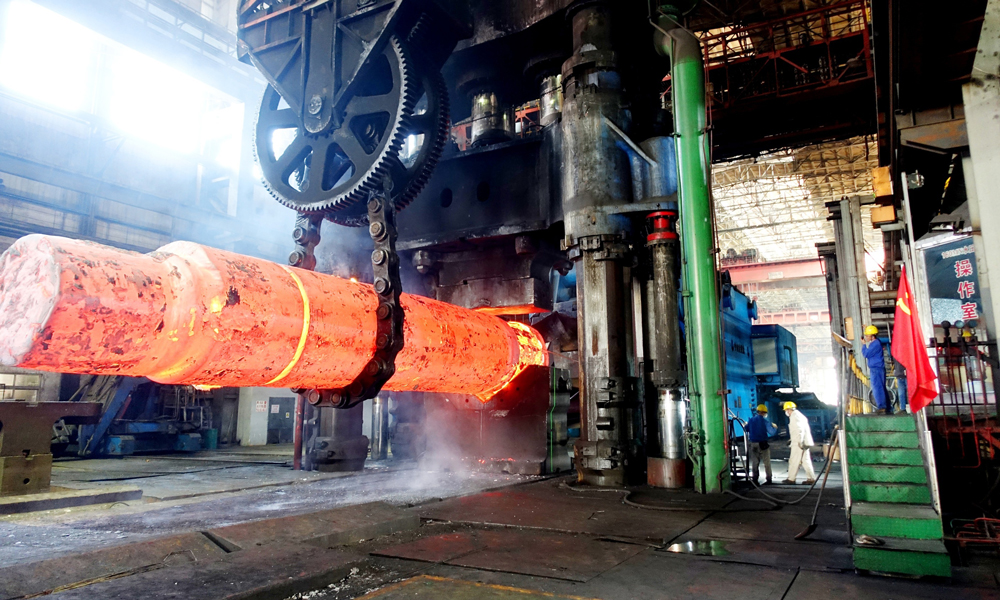 走進工廠，映入眼簾的是一幕幕火熱的生產景象。這些代表核電、火電、水電極限制造能力的重大關鍵件，在殷紅的爐火映襯下，在隆隆作響的錘聲中完成鍛造成型。圖為對600噸核電半速轉軸進行拔長分料工序。 