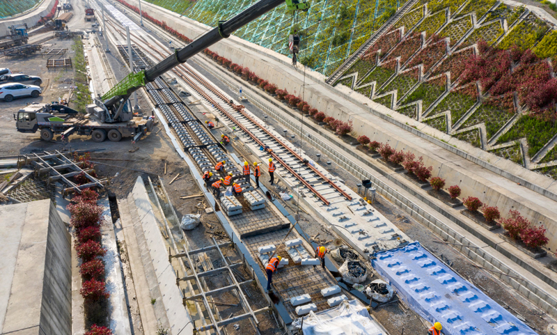 4月12日，在湖北省南漳縣境內的鄭萬高鐵南漳站，中鐵十一局工人在進行無砟軌道施工作業。（新華社記者 杜華舉 攝）
