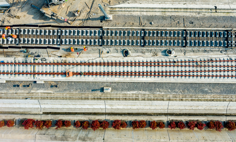 圖為4月12日在鄭萬高鐵南漳站拍攝的中鐵十一局無砟軌道施工現場。（新華社記者 杜華舉 攝）