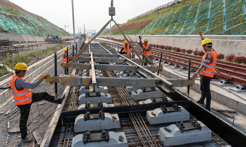 圖為4月12日，在湖北省南漳縣境內的鄭萬高鐵南漳站，中鐵十一局工人安裝無砟軌道扣件。（新華社記者 杜華舉 攝）