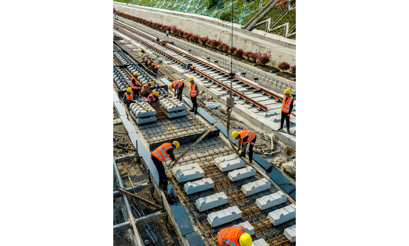圖為4月12日，在湖北省南漳縣境內的鄭萬高鐵南漳站，中鐵十一局工人在進行無砟軌道施工作業。（新華社記者 杜華舉 攝）