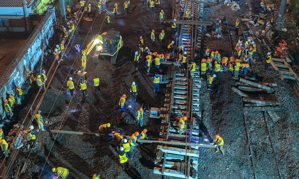 4月13日凌晨，經過600多人近5個小時的緊張施工，由中國中鐵四局承建的滬昆線嘉興站站場改擴建工程順利完成第二次轉場施工。隨著第一列電力機車緩緩駛出嘉興站，標志著采用新站型、新軟件的“新”嘉興站站場改擴建工程全面完成主體施工任務。