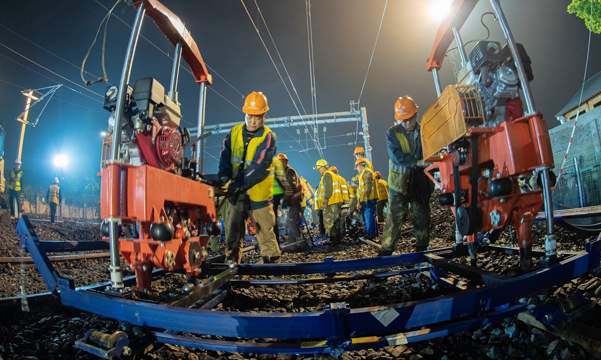 嘉興市作為中國共產黨的重要誕生地之一和中國革命紅船起航地，為迎接建黨百年，在嘉興站新建北站房旁邊1:1還原建設1921年時期嘉興火車站站房，重現“一大路”的歷史場景。