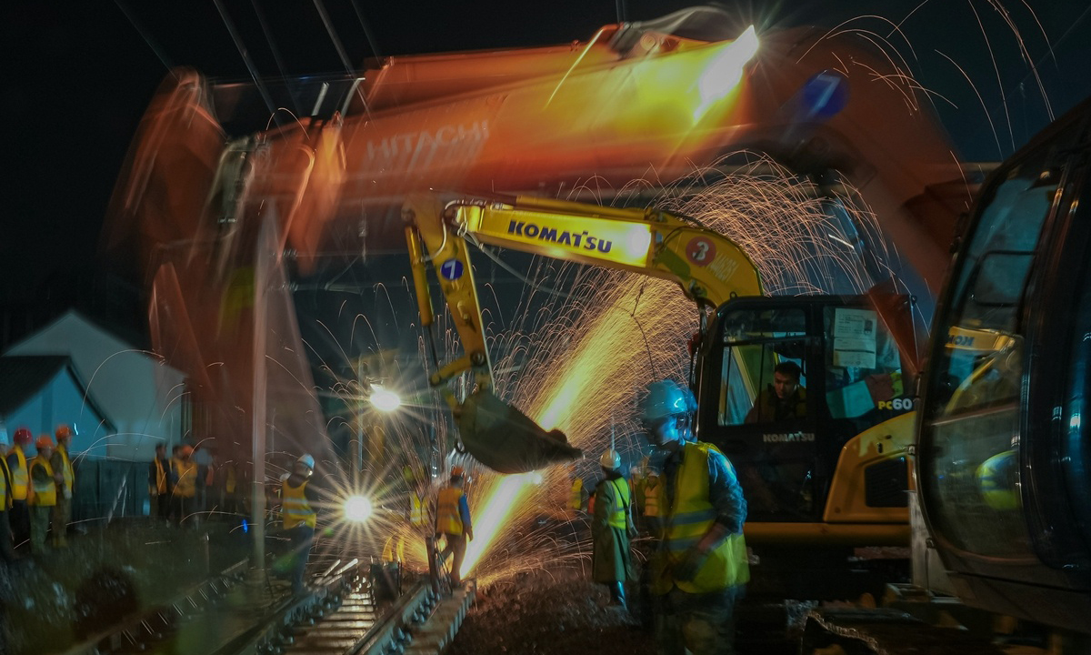 整個車站改造施工采用倒場方式進行，首先保證北場正線正常通行，進行南場范圍改造施工，待南場新建3道、5道啟用后，再進行北場改造施工。改造后的“新”嘉興站房，分為南北兩個站房，面積將達1.5萬平方米，比原先要大兩倍多。市民可通過地下通道穿梭站房，實現有軌電車的站內換乘。