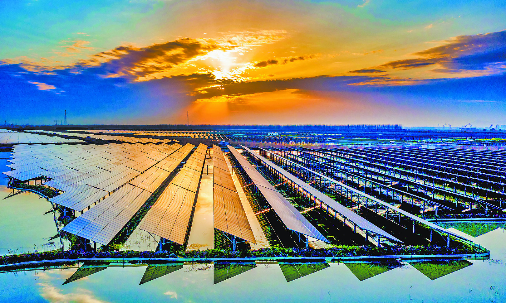 近日，江蘇南京六合龍袍通威“漁光一體”基地將進入光伏發電和水產養殖高峰期，南京供電公司供電服務指揮中心工作人員對該基地進行全面檢查。早在2018年，該基地就開始籌備建設，意在打造水上光伏發電、水下生態養殖的產業新形態。對此，南京供電公司供電服務指揮中心組建了一支專業技術支撐團隊，定點幫助基地開展“漁光一體”改造工作。圖為檢修現場。