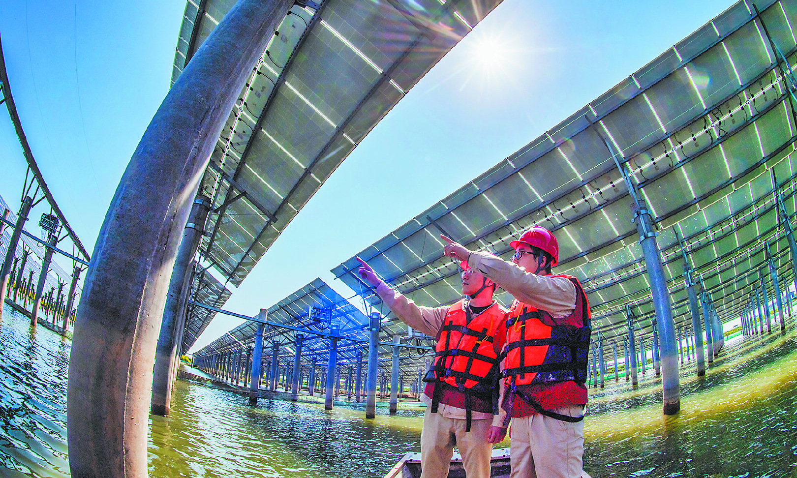 目前，六合通威龍袍漁業基地內新能源裝機容量達50兆瓦，現已順利并網，預計2025年總發電量將達到12.75億千瓦時，助力實現“碳達峰、碳中和”目標。