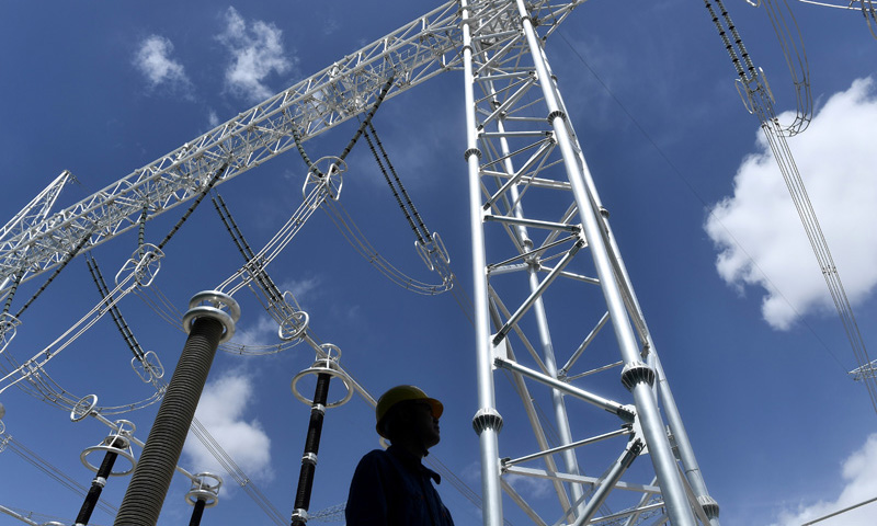 圖為4月16日，國家電網青海檢修公司一名工作人員在青海-河南±800千伏特高壓直流工程青南換流站內巡檢。（新華社記者 張宏祥 攝）