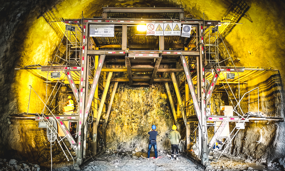 圖為4月22日13時，廣西院勘察設計南寧抽水蓄能電站的建設者正在開展隧道施工。（廖富權 攝）