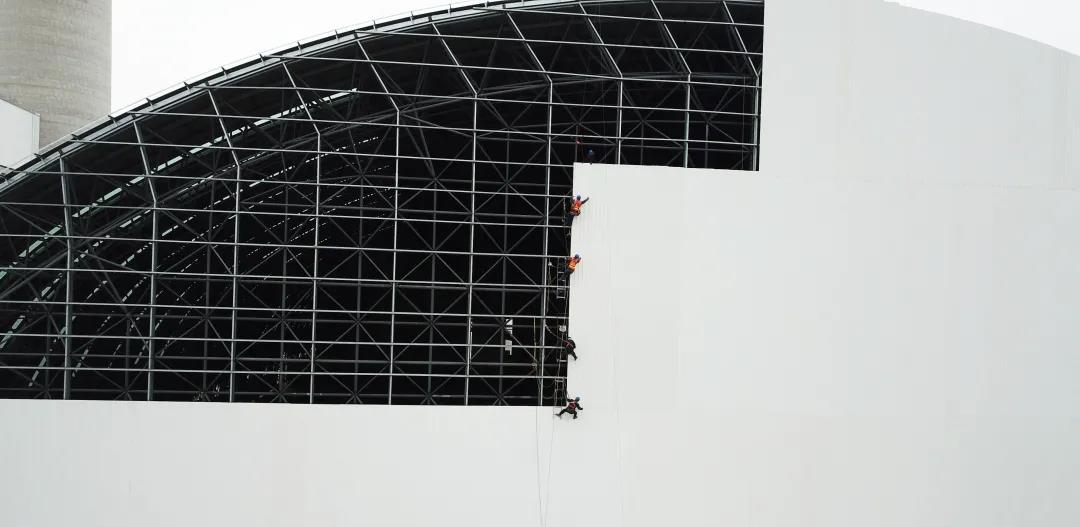 圖為近日，在內蒙古鄂爾多斯，江蘇電建一公司承建的匯能長灘2×66萬千瓦超超臨界間接空冷燃煤發電機組項目，干煤棚網架兩側山墻彩板封閉安裝。