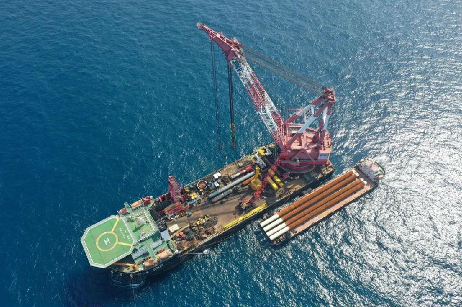 圖為近日，在廣東火電承建的青洲三海上風電項目現場，運輸船舶靠泊。