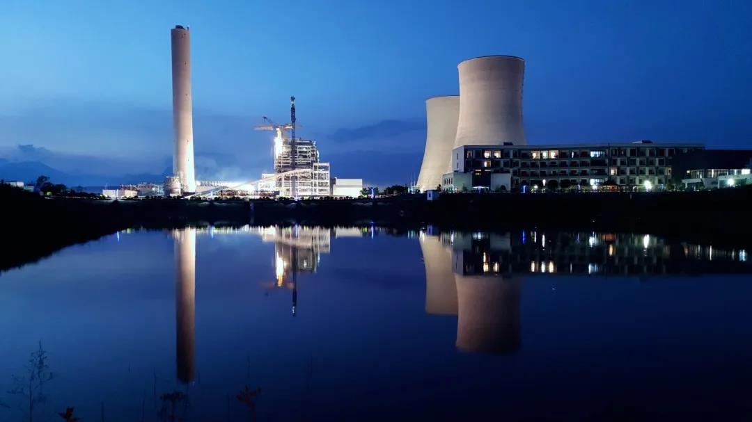 圖為近日，西南院神華四川天明電廠2×100萬千瓦新建工程總承包項目，夜間燈火通明施工中。