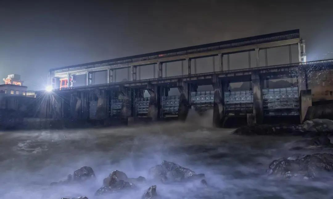 近日，中國能建各公司穩步推進工程進度，攝影師的鏡頭記錄下這些忙碌的工作場景。圖為零點剛過，廣西水電集團承建的葉茂水電廠大壩閘門緩緩升起，奔騰的河水穿過水輪發電機激蕩而出，化作了源源不斷的清潔電力。