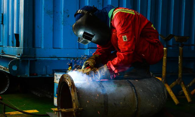 圖為4月25日，工人在中國海油樂東15-1氣田作業。（新華社記者 周佳誼 攝）