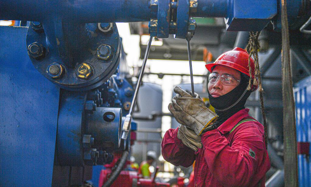 圖為4月25日，工人在中國海油樂東15-1氣田作業。（新華社記者 蒲曉旭 攝）