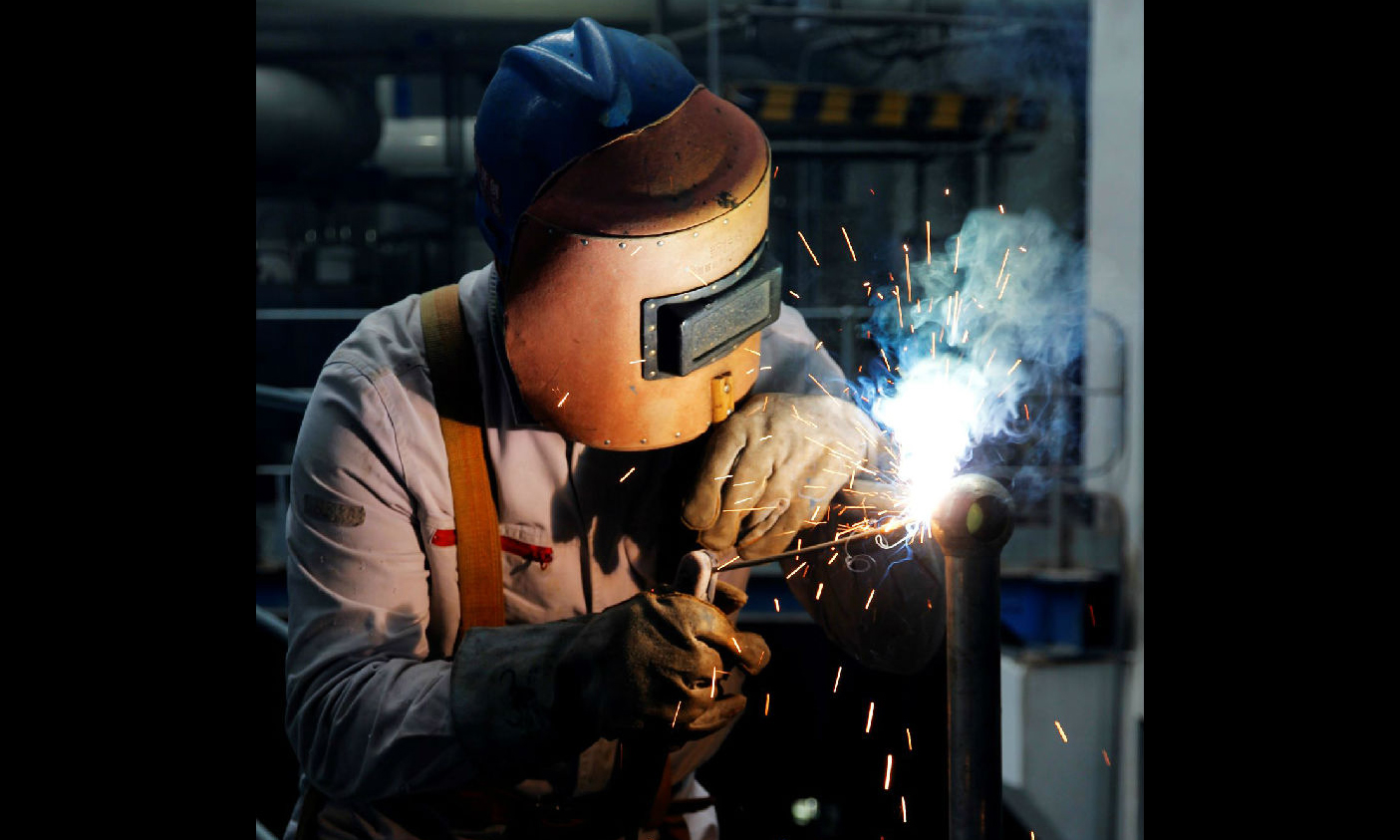 近日，在江蘇南京江蘇電建一公司揚子石化綠色供汽中心熱電聯產項目現場，焊接人員正在進行1號鍋爐9米層樓梯扶手焊接。