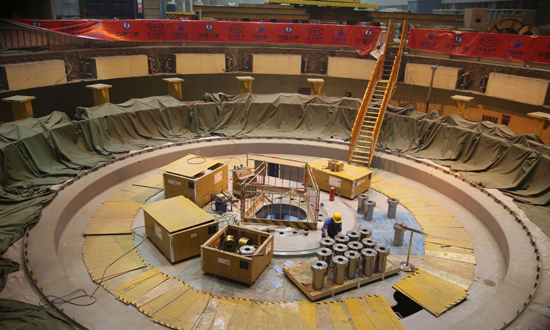 圖為4月27日，工人在白鶴灘水電站機組安裝區域作業。新華社發（梁志強 攝）